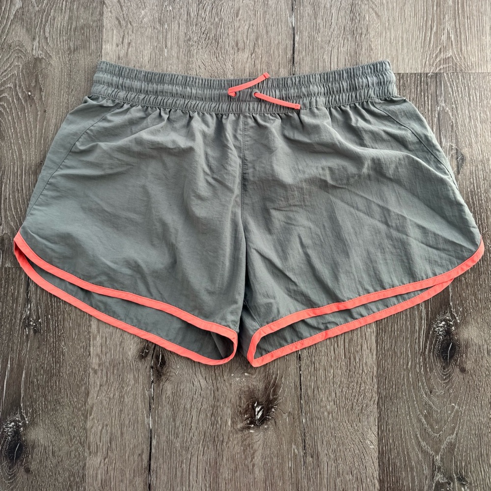 Columbia Women’s Large Gray Nylon Hiking Shorts Coral Trim Elastic Waist